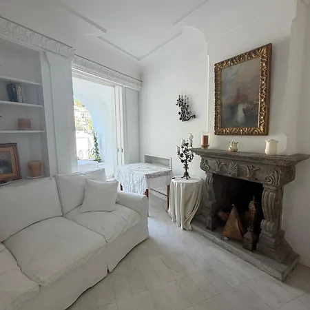 White 3* Capri